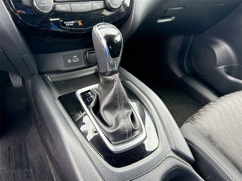 Used 2018 Nissan Rogue SV image 17