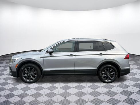Used 2022 Volkswagen Tiguan SE w/ Panoramic Sunroof Package AWD/4WD image 2