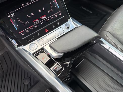 Used 2019 Audi e-tron Premium Plus image 31