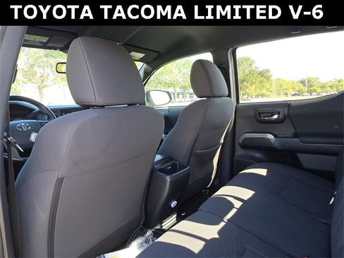 Used 2018 Toyota Tacoma TRD Sport image 18