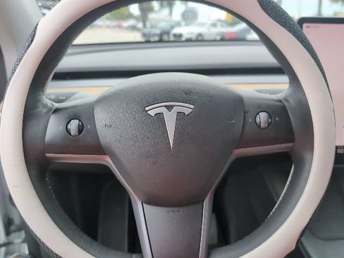 Used 2022 Tesla Model Y Long Range AWD/4WD image 11