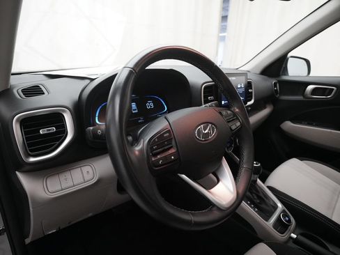Used 2025 Hyundai Venue SEL FWD image 8