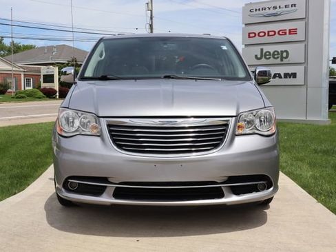 Used 2016 Chrysler Town & Country Touring-L FWD image 6