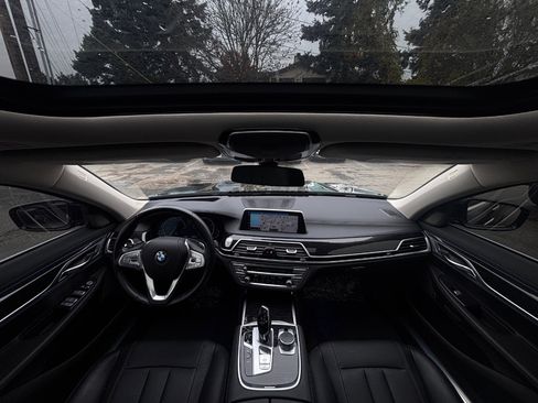 Used 2018 BMW 740i image 21