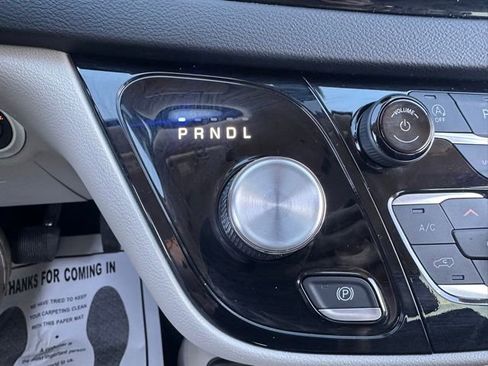 Used 2024 Chrysler Pacifica Touring-L image 22