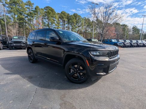 Used 2023 Jeep Grand Cherokee L Laredo image 3