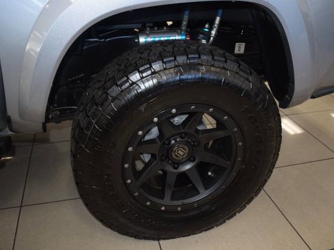 Used 2017 Toyota Tacoma TRD Off-Road image 8