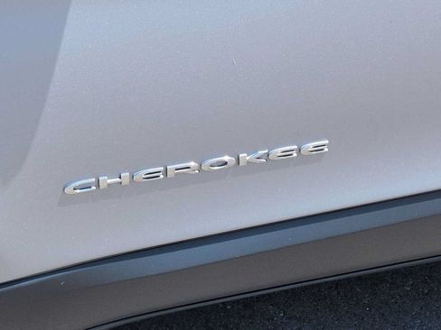 Used 2019 Jeep Cherokee Limited AWD/4WD image 13