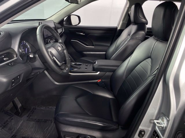 Used 2023 Toyota Highlander XLE FWD image 14