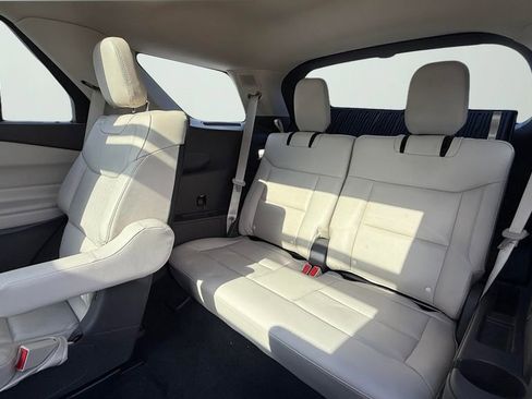 Used 2020 Ford Explorer Platinum w/ Premium Technology Package image 15