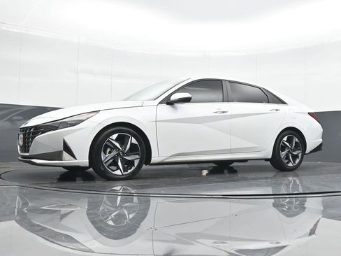 Used 2022 Hyundai Elantra Limited image 17