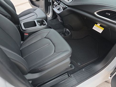 New 2026 Chrysler Pacifica Select image 21