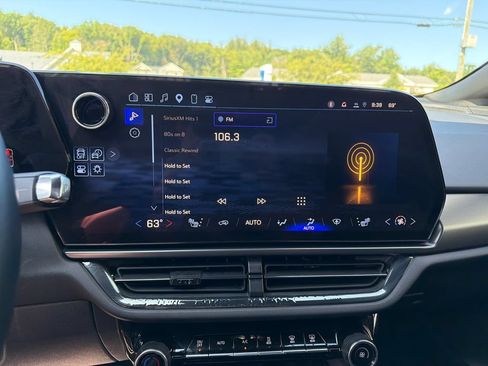 Used 2024 Chevrolet Equinox EV RS FWD image 21