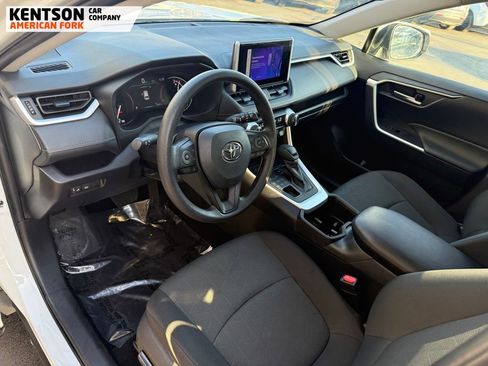 Used 2025 Toyota RAV4 XLE image 30