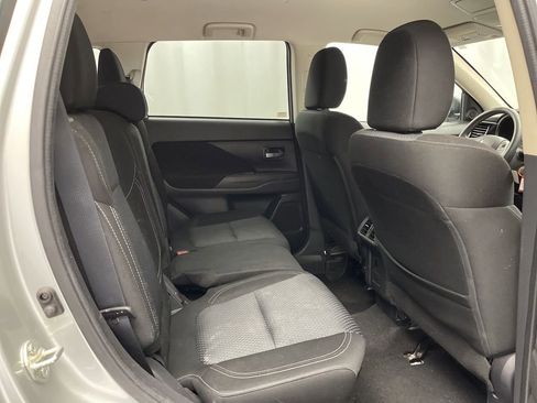 Used 2020 Mitsubishi Outlander ES image 28