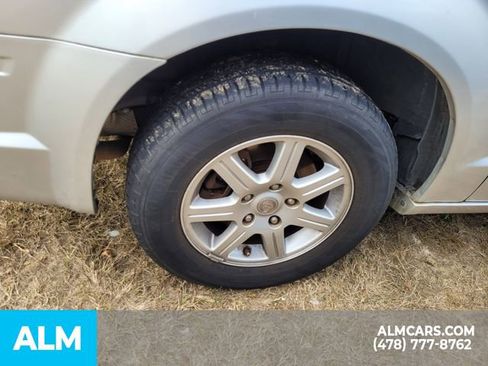 Used 2010 Chrysler Town & Country Touring image 15