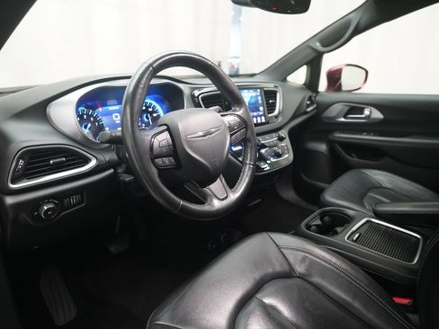 Used 2020 Chrysler Pacifica Touring-L Plus w/ S Appearance Package FWD image 8