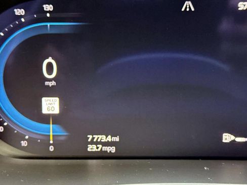 Used 2025 Volvo XC60 B5 Plus image 23