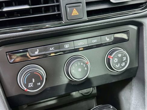 Used 2022 Volkswagen Taos SE w/ Panoramic Sunroof Package FWD image 17