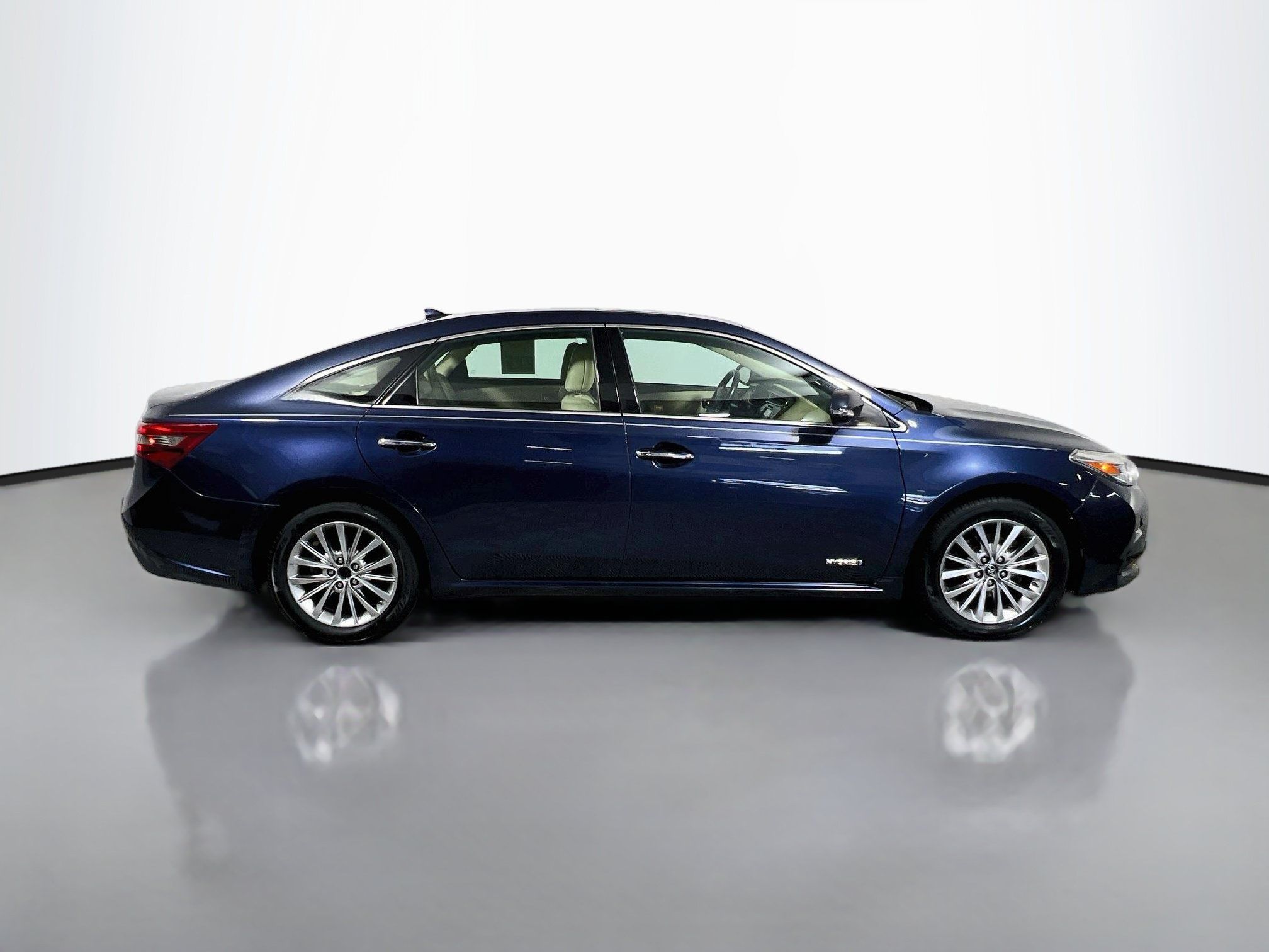 Used 2018 Toyota Avalon Limited FWD image 3