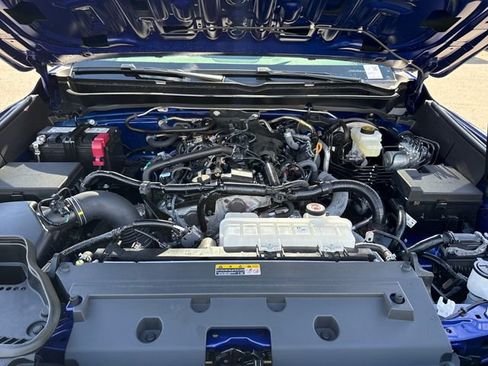 Used 2025 Toyota Tacoma SR5 AWD/4WD image 32