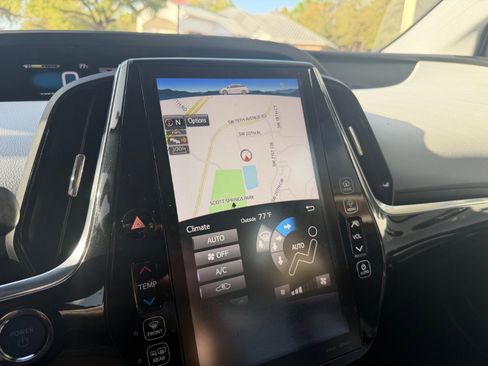 Used 2018 Toyota Prius Four image 17