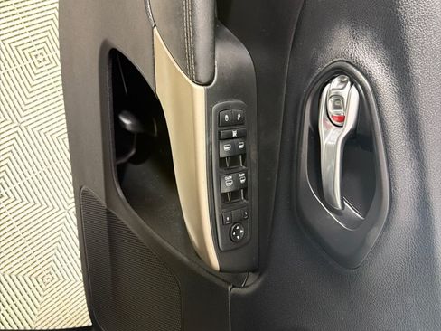 Used 2018 Jeep Cherokee Limited AWD/4WD image 11