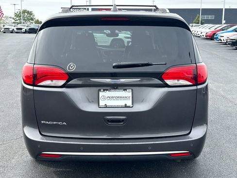 Used 2018 Chrysler Pacifica Touring-L Plus FWD image 4