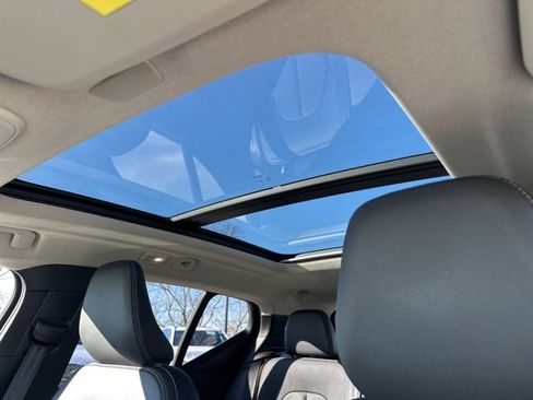 Certified 2025 Volvo XC40 B5 Core image 18