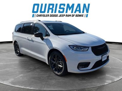 New 2026 Chrysler Pacifica Limited w/ Uconnect Theater Family Group