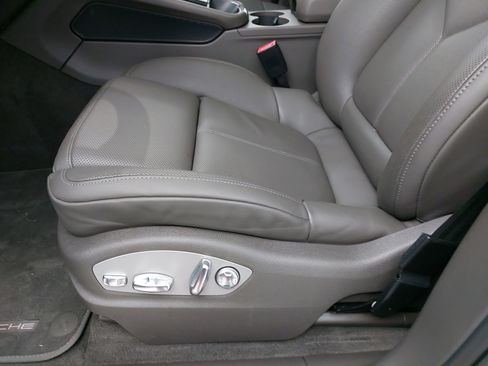 Used 2025 Porsche Macan image 30