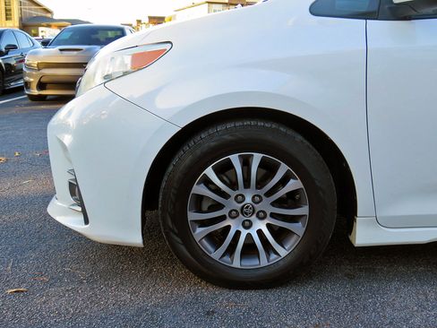 Used 2020 Toyota Sienna XLE image 35