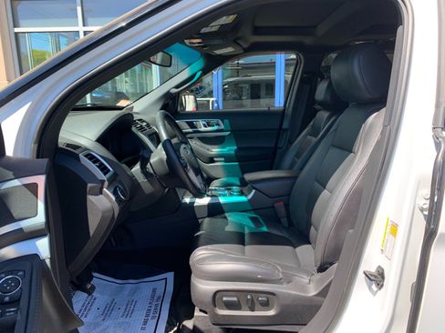 Used 2015 Ford Explorer XLT w/ Equipment Group 202A AWD/4WD image 11