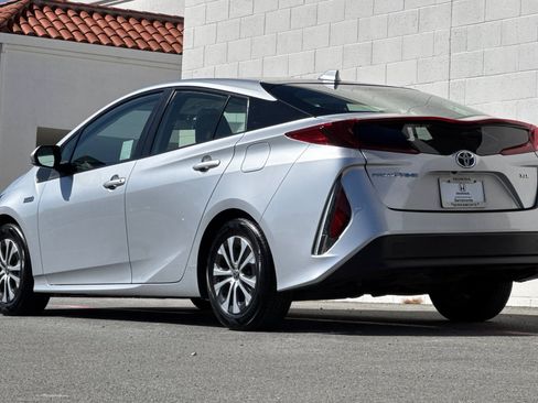 Used 2021 Toyota Prius Prime XLE FWD image 3