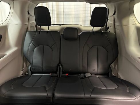 Used 2018 Chrysler Pacifica Touring-L FWD image 21