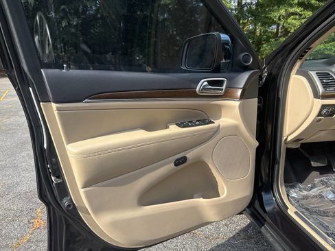 Used 2015 Jeep Grand Cherokee Limited w/ Luxury Group II image 12