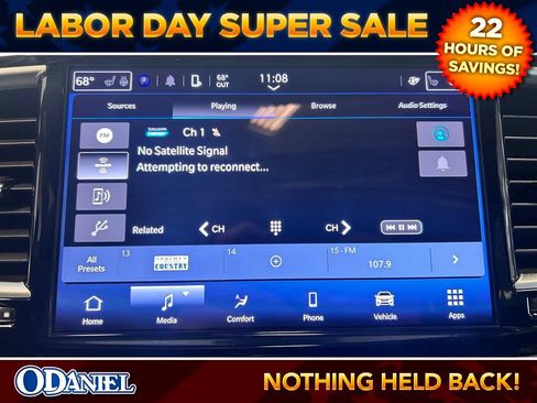 Used 2025 Chrysler Pacifica Premium FWD image 4
