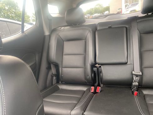 Used 2022 GMC Terrain SLT w/ Tech Package FWD image 9