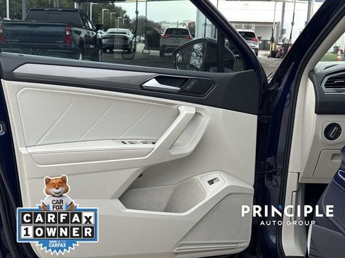 Used 2023 Volkswagen Tiguan SE w/ Panoramic Sunroof Package image 11