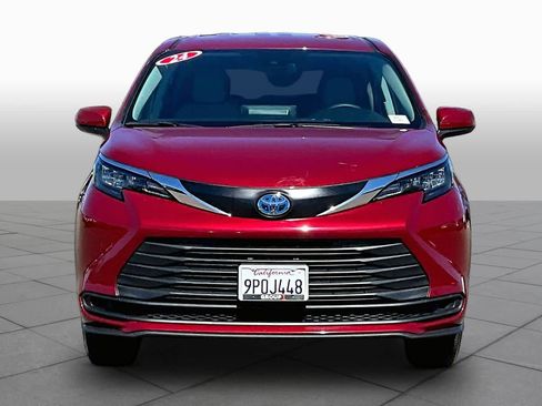 Used 2024 Toyota Sienna LE FWD image 3