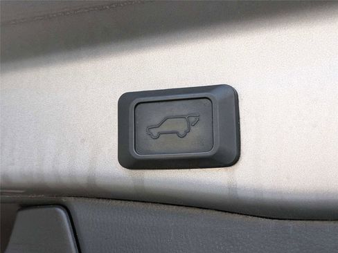 Used 2021 Toyota RAV4 XLE Premium AWD/4WD image 9