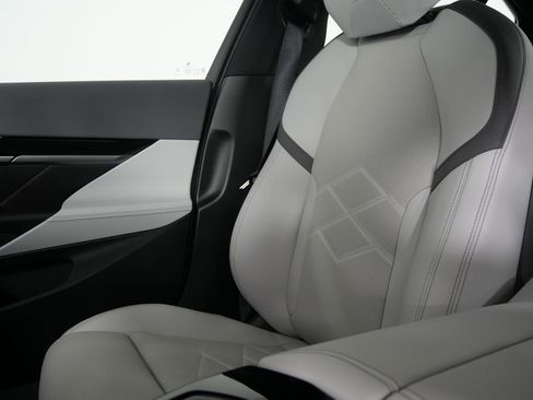 Used 2025 BMW 530i w/ Premium Package image 23