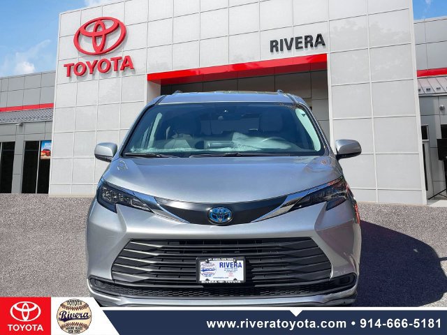 Certified 2024 Toyota Sienna LE AWD/4WD image 2