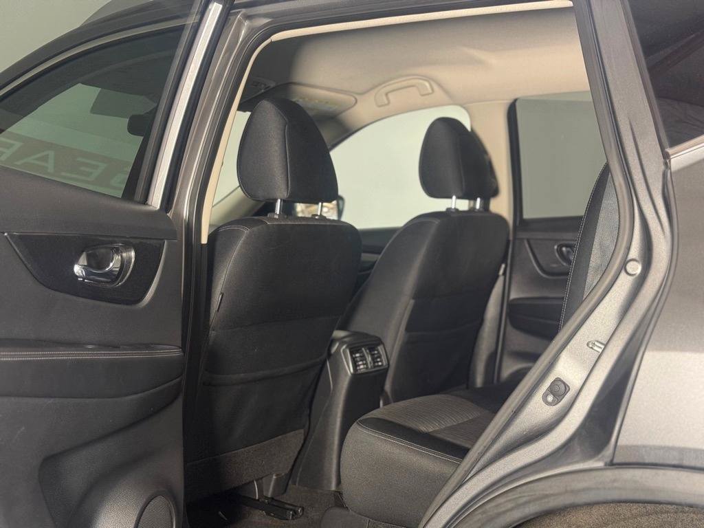 Used 2017 Nissan Rogue SV AWD/4WD image 10