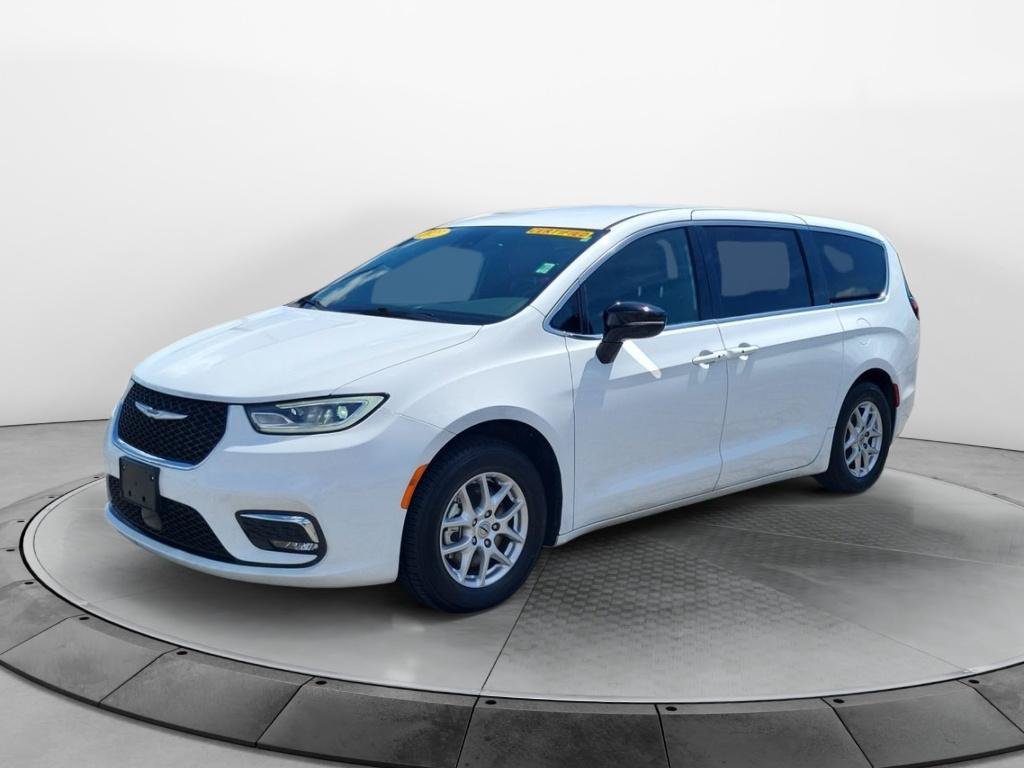 Used 2025 Chrysler Pacifica Select FWD image 1