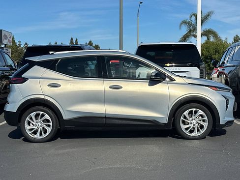Used 2022 Chevrolet Bolt EUV LT w/ Comfort Package image 4
