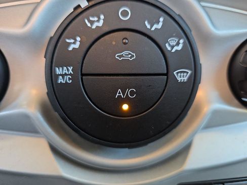 Used 2016 Ford Fiesta SE image 23