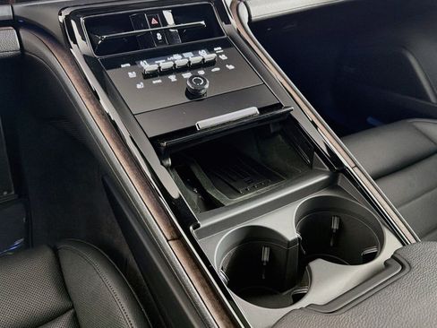 Used 2025 Porsche Panamera image 6