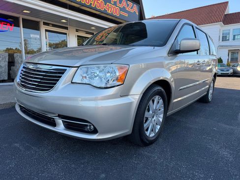 Used 2013 Chrysler Town & Country Touring image 2