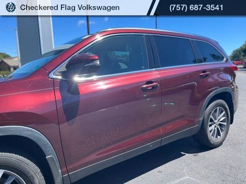 Used 2019 Toyota Highlander XLE AWD/4WD image 3